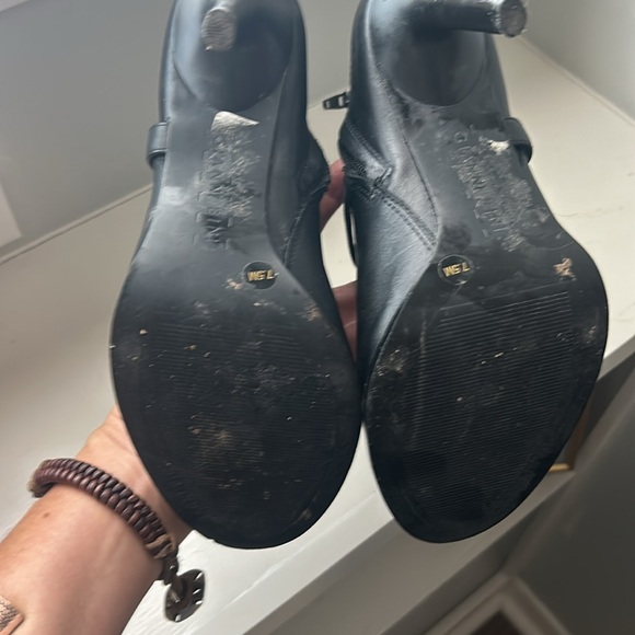 Cute Gianni Bini black boots with gold detailing size 7.5 - Picture 6 of 10